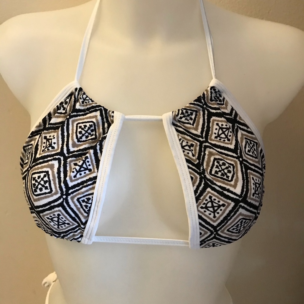 Bikini - Picture 2 of 7